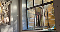 Ein Raketentreffer auf das Nachbarhaus schlug im Kiewer Dominikanerkloster Fenster und Türen aus. Auch die Buntglasfenster in der Kapelle waren betroffen. 