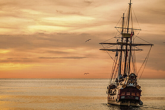 Ein altes Segelschiff im Sonnenuntergang