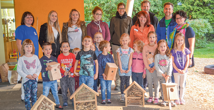 Schulklasse mit Insektenhotels