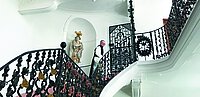 Der Zisterzienserbruder Franz Neuner kocht im Klosterkeller Marmelade ein.