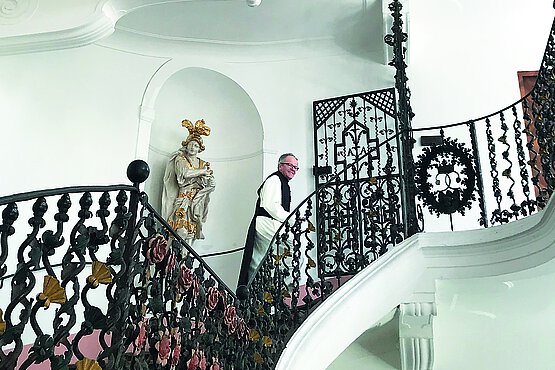 Der Zisterzienserbruder Franz Neuner kocht im Klosterkeller Marmelade ein.