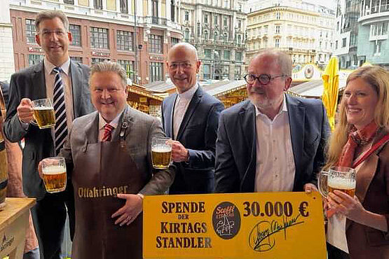 Dompfarrer Toni Faber und Bürgermeister Michael Ludwig eröffneten vergangenen Freitag den Wiener Steffl-Kirtag. 
