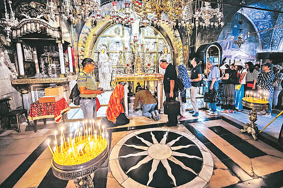 Menschen knien in der Grabeskirche