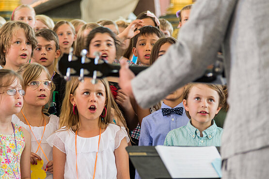 "Natürlich sind Kinder laut, wenn ihnen fad ist. Das war bei uns auch so. Aber es gab es viele Punkte, wo wir in der Messe aktiv mit dabei waren."