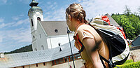 Pilgerin vor der Basilika Klein-Mariazell