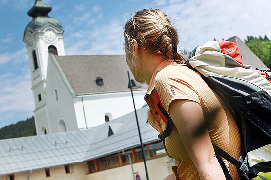 Pilgerin vor der Basilika Klein-Mariazell