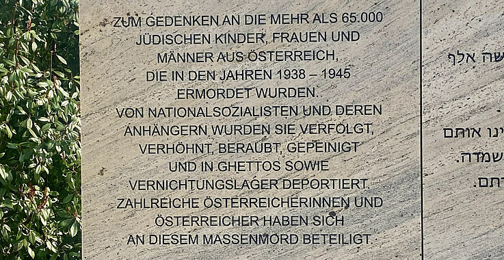 Ein Teil der Gedenktafel im Ostarrichi-Park: 65.000 Kinder, Frauen und Männer aus Österreich wurden zwischen 1938 und 1945 von den Nationalsozialisten ermordet. 