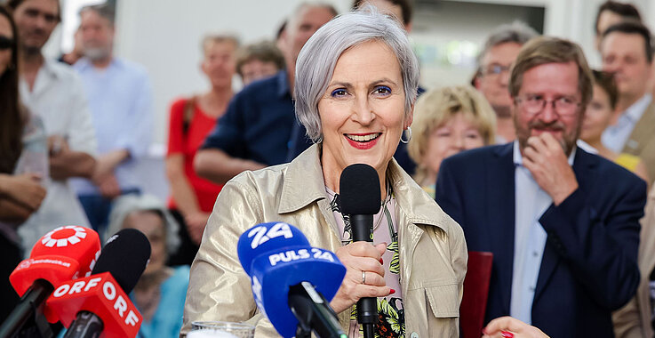 Bundesministerin für Justiz Anna Sporrer spricht Eröffnungsworte. 