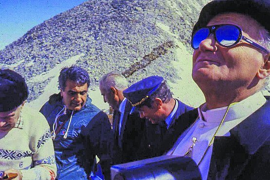 Fast inkognito: Johannes Paul II. mit schützender Sonnenbrille auf dem Adamello.