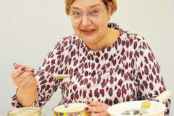 Ruth Libiseller beim Probieren Ihrer Fastenmahlzeit.