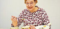 Ruth Libiseller beim Probieren Ihrer Fastenmahlzeit.