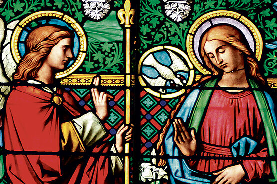Glasfenster in der Votivkapelle des Linzer Mariendoms: Maria empfängt Gottes Boten (griechisch „Angelos“, Engel).  