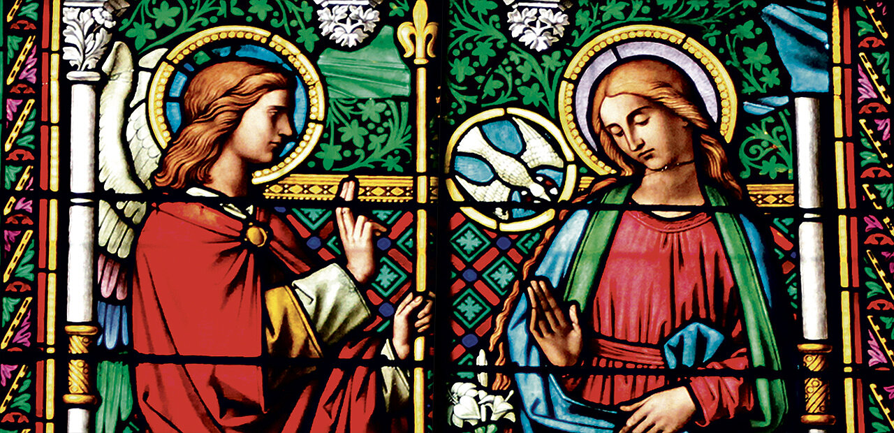 Glasfenster in der Votivkapelle des Linzer Mariendoms: Maria empfängt Gottes Boten (griechisch „Angelos“, Engel).