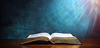 Sonne scheint auf offenes Buch.