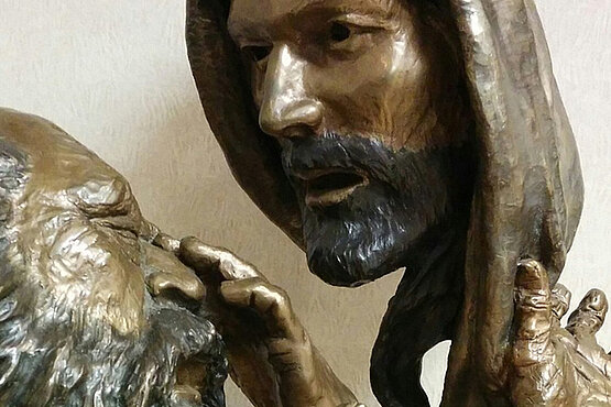 Bronzeskulptur mit einem Blinden, der geheilt wird.