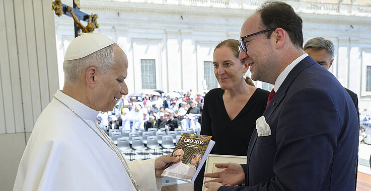 Leo mit Leo-Buch KW28/2026