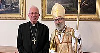 Kollegen unter sich: Auch Erzbischof Franz Lackner freut sich, wenn ihn „Nikolaus“ Christian Schamberger besucht.