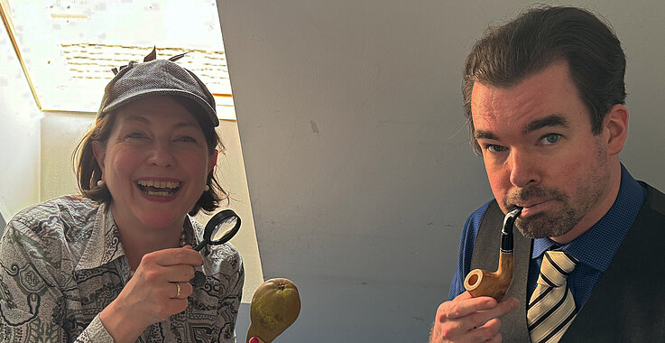 Sophie Lauringer mit Sebastian Moll in Detektivkostüm.