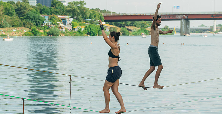 Bei der Donauinsel: Ein Seiltanz über dem Donauwasser fördert Balance und Geschicklichkeit.