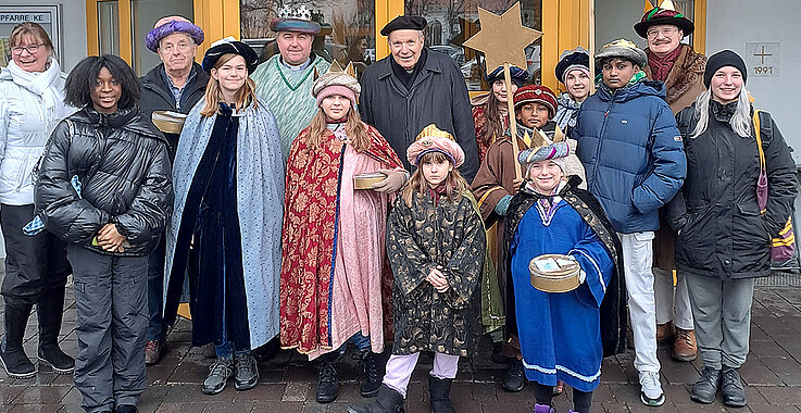 Sternsinger von Kaiserebersdorf mit Kardinal Schönborn Pfarrmosaik 2/2024