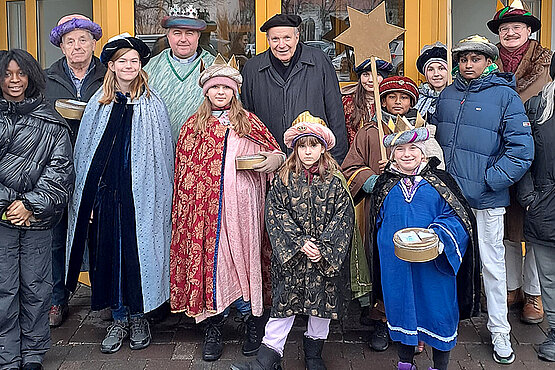 Sternsinger von Kaiserebersdorf mit Kardinal Schönborn Pfarrmosaik 2/2024