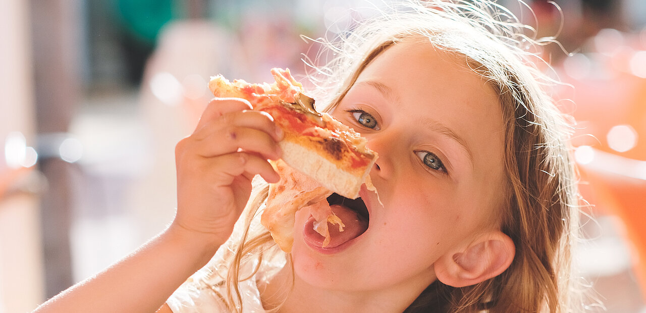 In immer mehr Restaurants sind Kinder und/oder Hunde nicht willkommen.