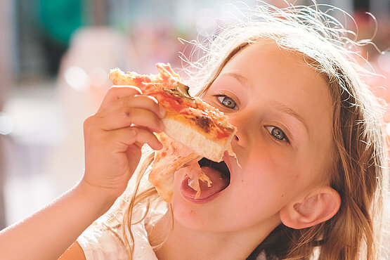 In immer mehr Restaurants sind Kinder und/oder Hunde nicht willkommen. 