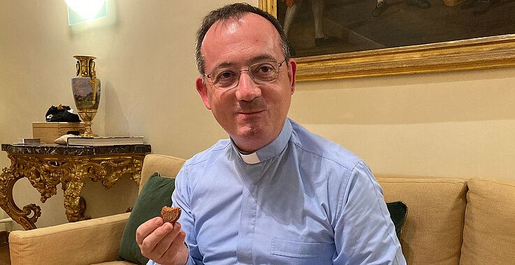 Michael Max mit Zaunerstollen in der Hand.