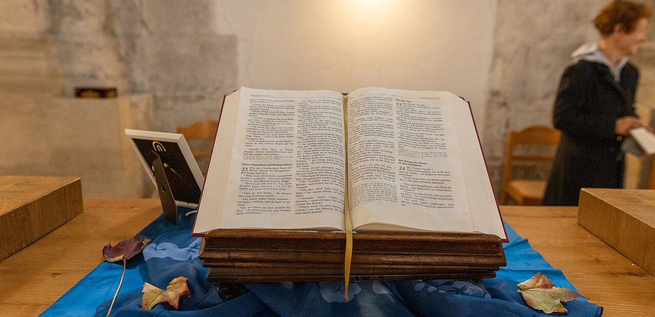 Die Kirche lebt vom Wort Gottes. 