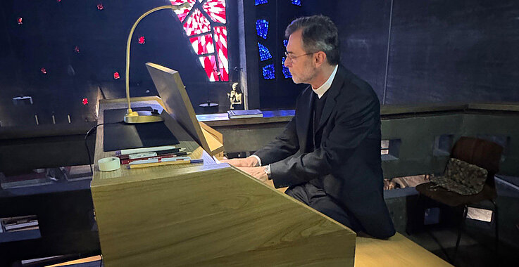 Der Erzbischof an der Orgel KW7/2026