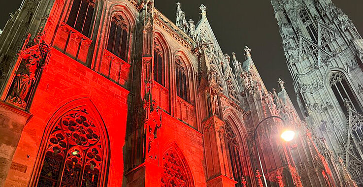 Stephansdom in rotem Licht erstrahlt