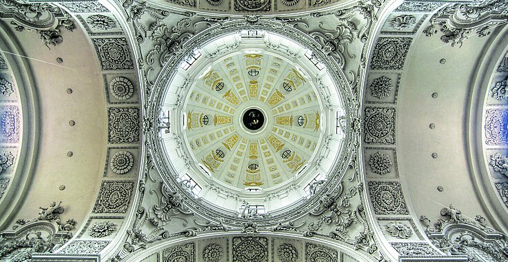 Ein gläubiges Leben ist ein schönes und ein sinnvolles Leben. Ein Blick in die Höhe in der Münchner Theatinerkirche. Hier besucht Tobias Haberl gerne die Heilige Messe.