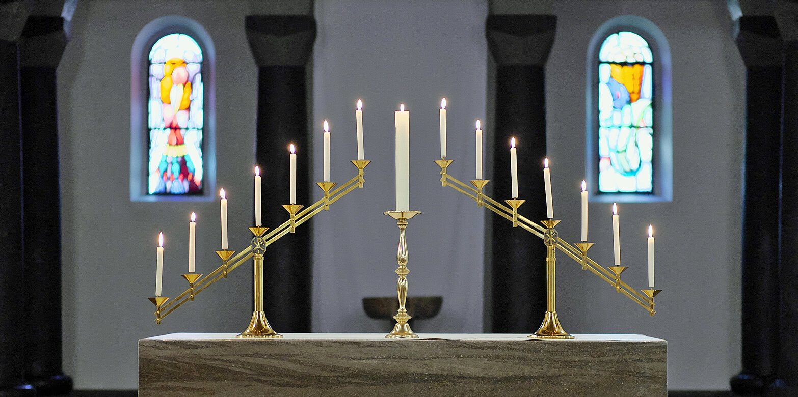 In den Trauermetten, meist in der Früh des Karsamstags, werden die Klagelieder des Propheten Jeremia gesungen und dazu nacheinander 14 Kerzen gelöscht, mit Ausnahme der Christuskerze.