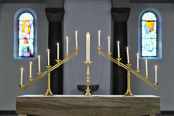 In den Trauermetten, meist in der Früh des Karsamstags, werden die Klagelieder des Propheten Jeremia gesungen und dazu nacheinander 14 Kerzen gelöscht, mit Ausnahme der Christuskerze.