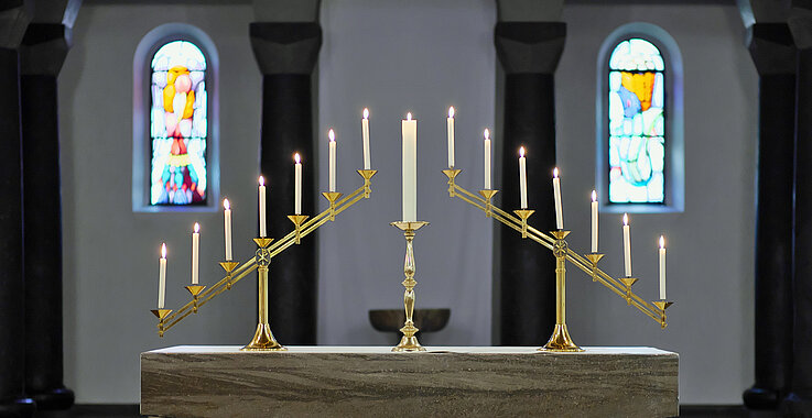 In den Trauermetten, meist in der Früh des Karsamstags, werden die Klagelieder des Propheten Jeremia gesungen und dazu nacheinander 14 Kerzen gelöscht, mit Ausnahme der Christuskerze.