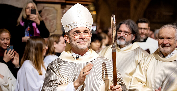 Josef Grünwidl spendet das erste Mal als 33. Erzbischof von Wien den Segen. 