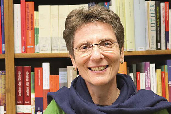 Ingrid Fischer (64) hat Psychologie und Humanbiologie sowie Theologie studiert. Sie ist Programmleiterin der AKADEMIE am DOM der Theologischen Kurse. 
