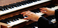 Person spielt Orgel
