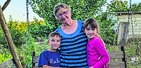 Elena Popescu kümmert sich um ihre Enkel Vlad und Oxana.