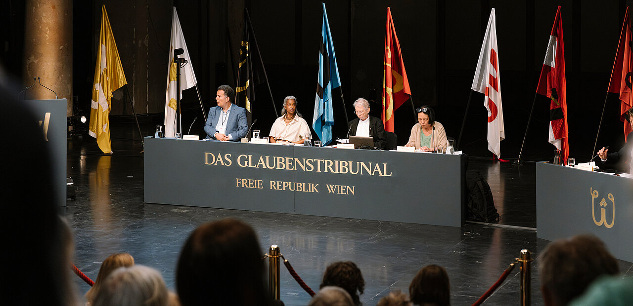 Das Glaubenstribunal verhandelte die Rolle von Religionen im globalen Kapitalismus.