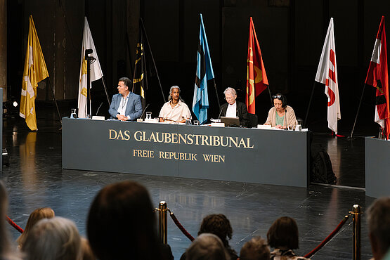 Das Glaubenstribunal verhandelte die Rolle von Religionen im globalen Kapitalismus.