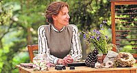 Mit Charme und Hilfsbereitschaft gelingt es Louise Violet (Alexandra Lamy), die Herzen der Dorfbewohner nach und nach zu erobern. 