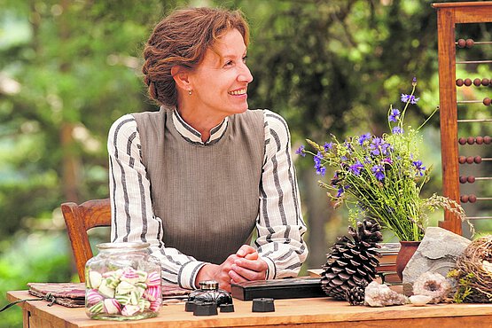Mit Charme und Hilfsbereitschaft gelingt es Louise Violet (Alexandra Lamy), die Herzen der Dorfbewohner nach und nach zu erobern. 