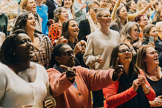 Solidarität zwischen Frauen: Gemeinsam ist man immer stärker als allein. 