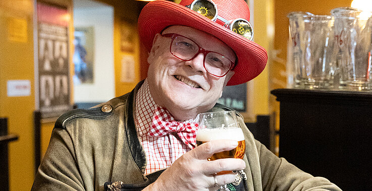 Conrad Seidl mit einem Glas Osterbock.