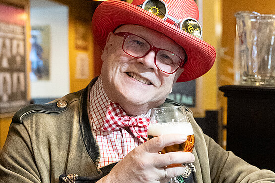 Conrad Seidl mit einem Glas Osterbock.