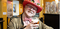 Conrad Seidl mit einem Glas Osterbock.