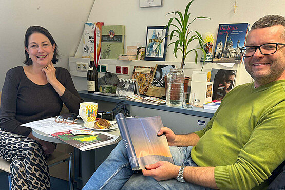 Diakon Tomanek mag das Licht und liest daher interessiert den Artikel in unserem Magazin „Himmel & Erde“.