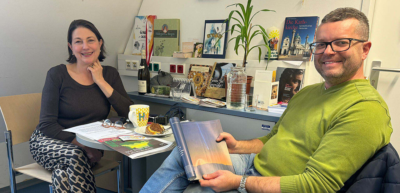 Diakon Tomanek mag das Licht und liest daher interessiert den Artikel in unserem Magazin „Himmel & Erde“.