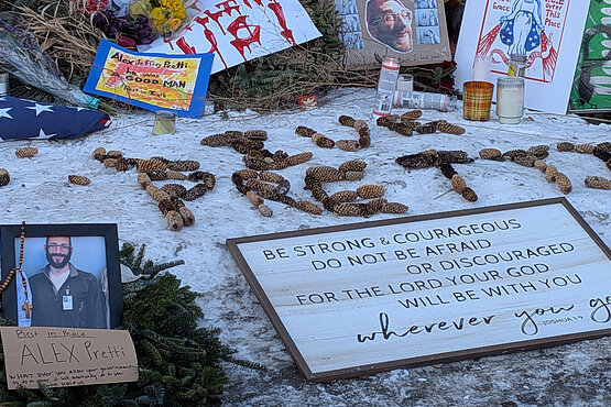 Ein Memorial an der Stelle seines Todes erinnert an den erschossenen Krankenpfleger Alex Pretti (37) in Minneapolis. 
